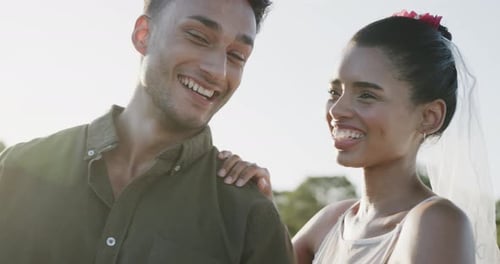 Feliz y diverso novio riendo y mostrando anillos de boda en la playa, en cámara lenta