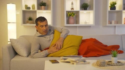Un homme qui est en retard au travail se réveille.