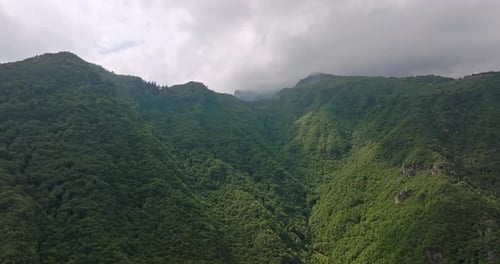 Luftaufnahme einer wunderschönen Berglandschaft in den Wolken