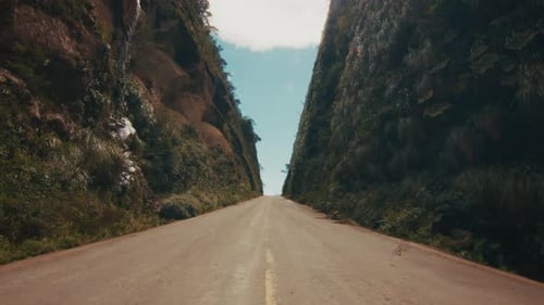 Montanhas e estrada através do cânion