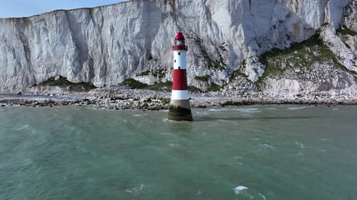 Leuchtturm und White Cliffs an der Südküste Englands