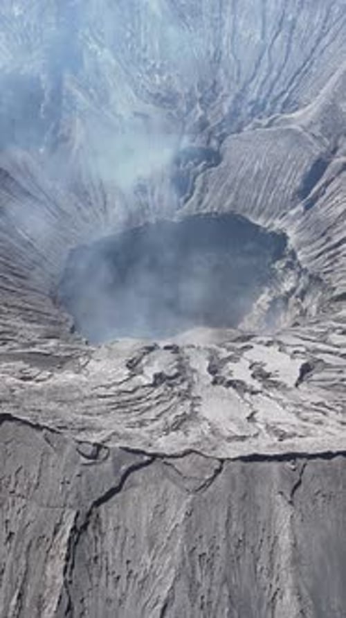Vue aérienne du volcan du mont Bromo en Indonésie. Vidéo verticale.