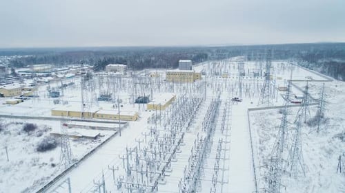 Umspannwerk mit Türmen für die Übertragung von Elektrizität im Weißen Gebiet