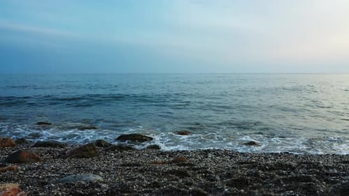 Dunkler Tag am Strand