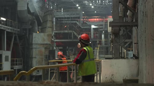 Le superviseur de la sécurité en gilet inspecte la zone de fabrication pour s'assurer des normes de sécurité et des opérations