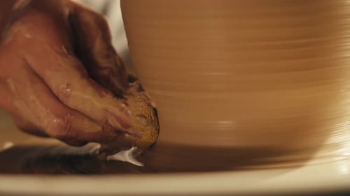 Woman Potter travaille avec de l'argile lors d'une master class sur le processus de travail en studio dans Ceramic Workshop Potter