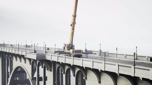 Gran grúa automática en el puente en construcción