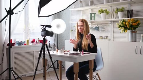 Mujer bloguera de belleza filmando un tutorial diario de rutina de maquillaje cerca de la cámara Influencer Lady Live