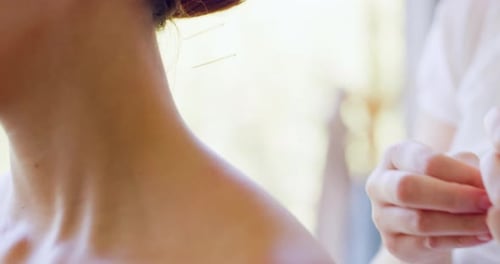 Acupuncteur caucasien d'âge mûr traitant un patient métisse en clinique