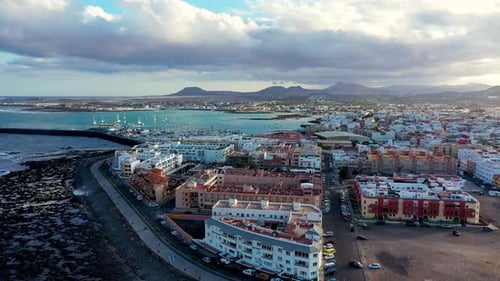 Luftbild von Corralejo, Hafenstadt auf Fuerteventura, wunderschöner Panoramablick auf die Kanarischen Inseln,