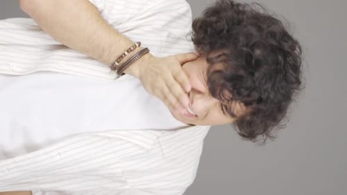 Vertikales Video von Zahnschmerzen.