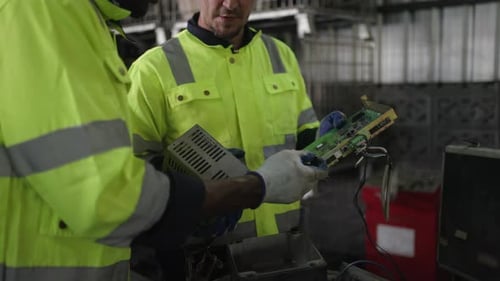 Trabajo de ingeniero en una fábrica de brazos robóticos.