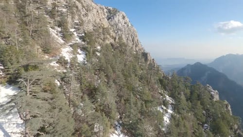 Drone survole les montagnes massives de la région d'Antalya en Turquie