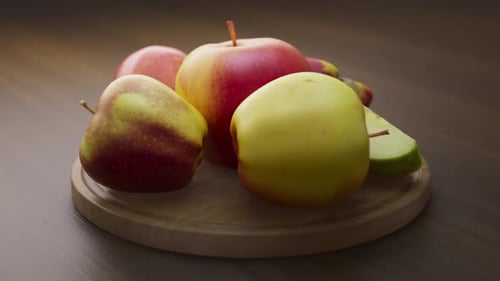 Vielzahl von Äpfeln auf Holzplatte