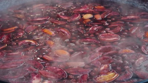Glühwein, zubereitet in einem großen Eisentopf auf dem City Street Market, traditionelles Weihnachten und Neujahr