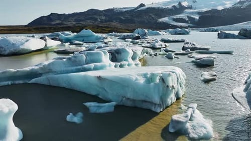 Große Eisbrocken schwimmen in der Gletscherlagunenlandschaft in Island, klare blaue Eisberge
