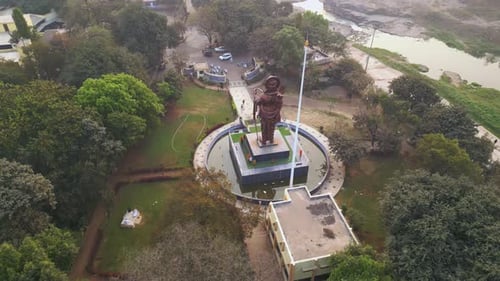 Vue aérienne de l'idole Lord Rama de 70 pieds à Tapovan, Panchavati, à côté du Godavari à Nashik