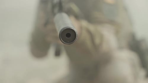 Das Militär richtete den Lauf des Maschinengewehrs auf das Ziel