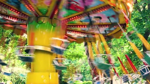 Enfants sur une balançoire dans un parc d'attractions