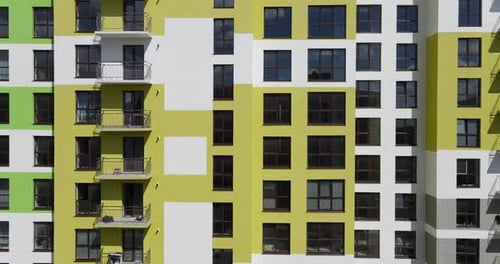 La fachada de un edificio residencial moderno de varios pisos