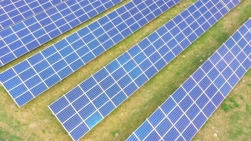 Nahaufnahme der Oberfläche blauer Photovoltaik-Solarmodule zur Erzeugung von sauberem ökologischem Strom.
Profi