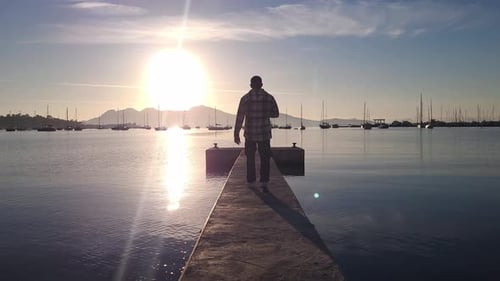 embarcadère du port de Pollensa : homme à pied