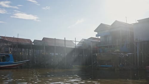 Sonnenlicht, das auf ein schwimmendes Dorf herabströmt