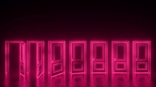 Une rangée de portes fermées au néon rose