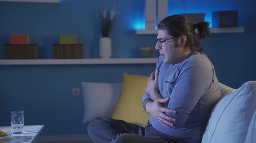 Adolescent déprimé, seul la nuit et pleurant.