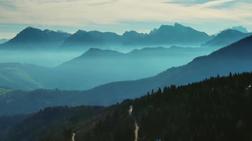Luftaufnahme der Berge unter Nebelmorgen