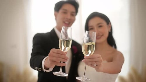 Noiva e noivo segurando taças de champanhe na cerimônia de casamento