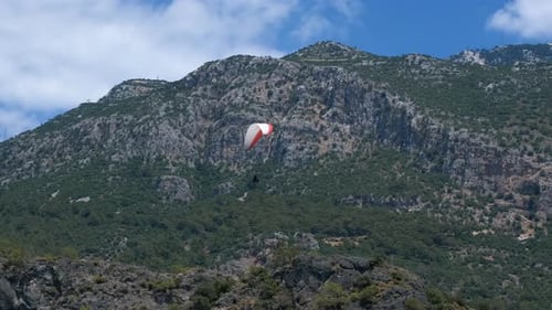 Tourist startet mit dem Paraglider By Hills