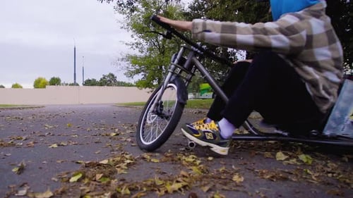 Emocionante conducción dinámica a la deriva en triciclo