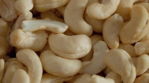Entdecken Sie die reichhaltige Textur von Cashewstücken in einer rustikalen Schale