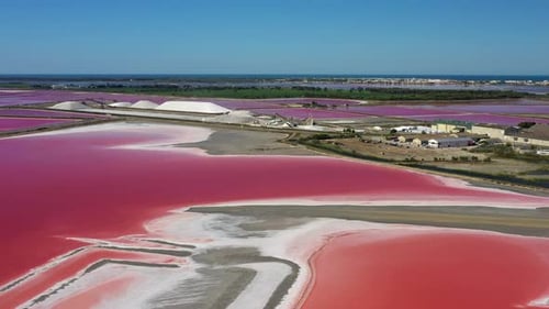 A cidade histórica de Aigues-Mortes na Camargue, França, durante um dia ensolarado de verão que é local