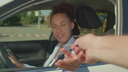 Adorável motorista afro-americana entregando carteira de motorista a policial