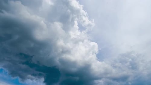 Graue Cumuluswolken, die sich in der Atmosphäre verwandeln.