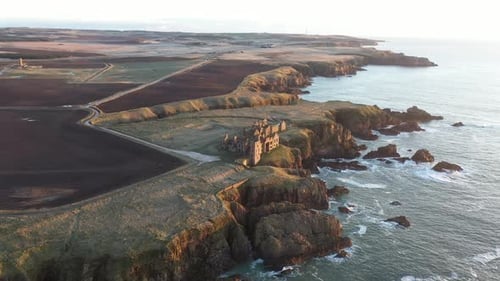 Luftbild der Ruinen von Salinas Castle, nördlich von Aberdeen, Schottland