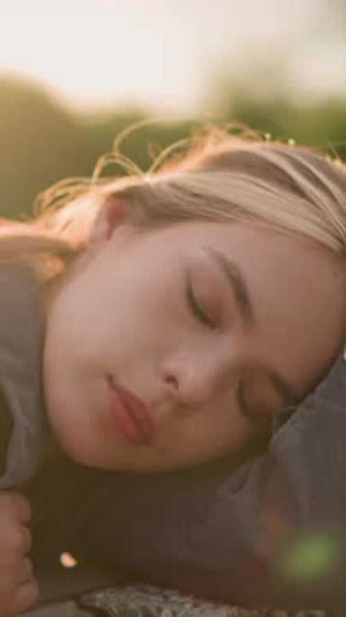 Dame se reposant à l'extérieur avec une expression attentionnée sous la douce lumière du soleil