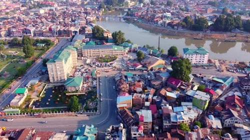 Drohnenaufnahme der Stadt Srinagar am Ufer des Flusses Jhelum, Lalla Ded Hospital der Regierung, Unio