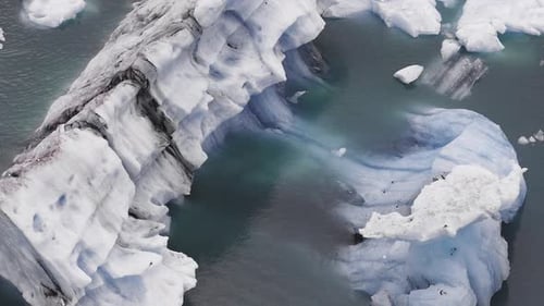 Luftaufnahme der Gletscherlagune mit Eisbergen in Island