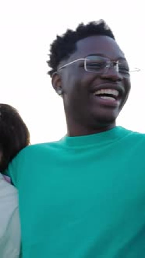 Grupo multirracial de jovens amigos felizes se divertindo juntos