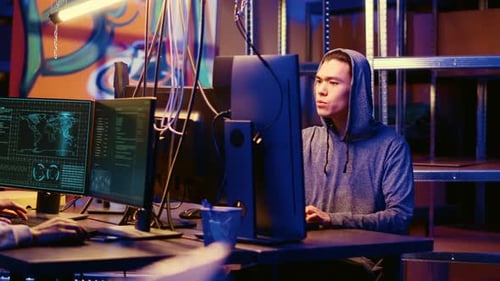 Un hacker discute avec un collègue