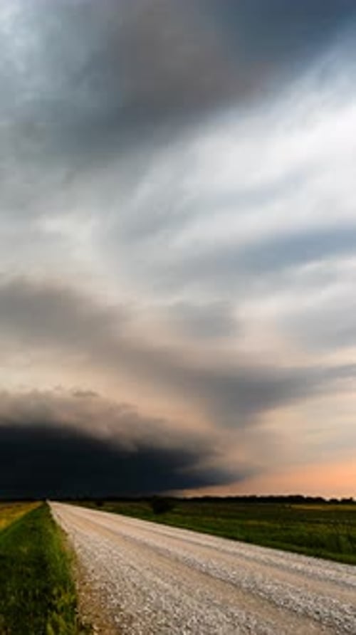 Nuages d'orage créant une atmosphère maussade intense avec un paysage nuageux texturé et un mouvement naturel
