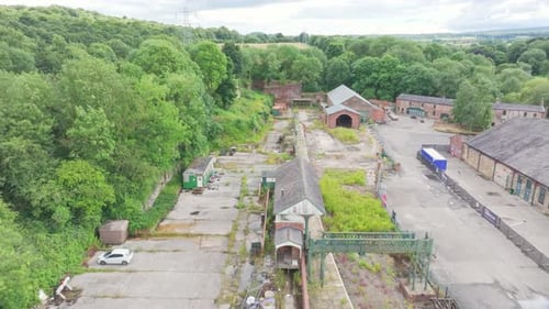 Elsecar Heritage — verlassene Eisenbahn- und Industriegebäude mit bewachsenem Hof und Waldrand