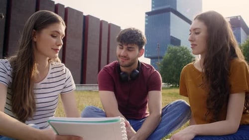 Gruppe kaukasischer Studenten, die außerhalb des Universitätscampus studieren. Aufgenommen mit RED-Heliumkamera in 8
