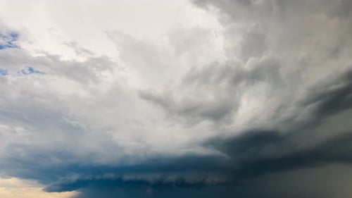 Sturmwolken, die sich über den Himmel erstrecken und eine starke atmosphärische Bewegung enthüllen