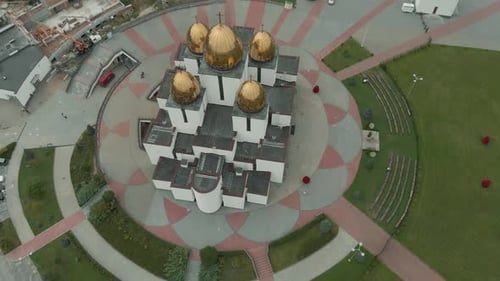 Schöne orthodoxe Kirche mit goldenen Kuppeln aus der Drohnen-Luftaufnahme in Lemberg, Ukraine