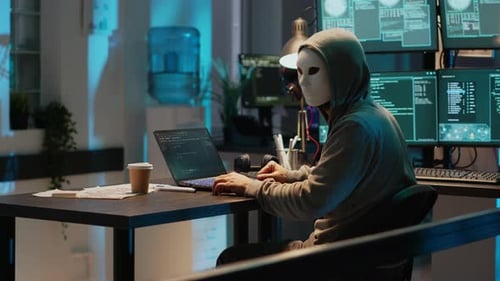 Un cyberimposteur doté d'un système de sécurité permettant de briser un masque anonyme