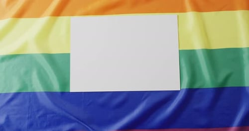 Видео листа с местом для копирования над радужным флагом